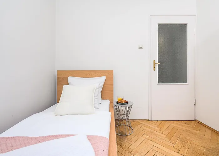 Gamerskiego Street Near National Theatre شقة